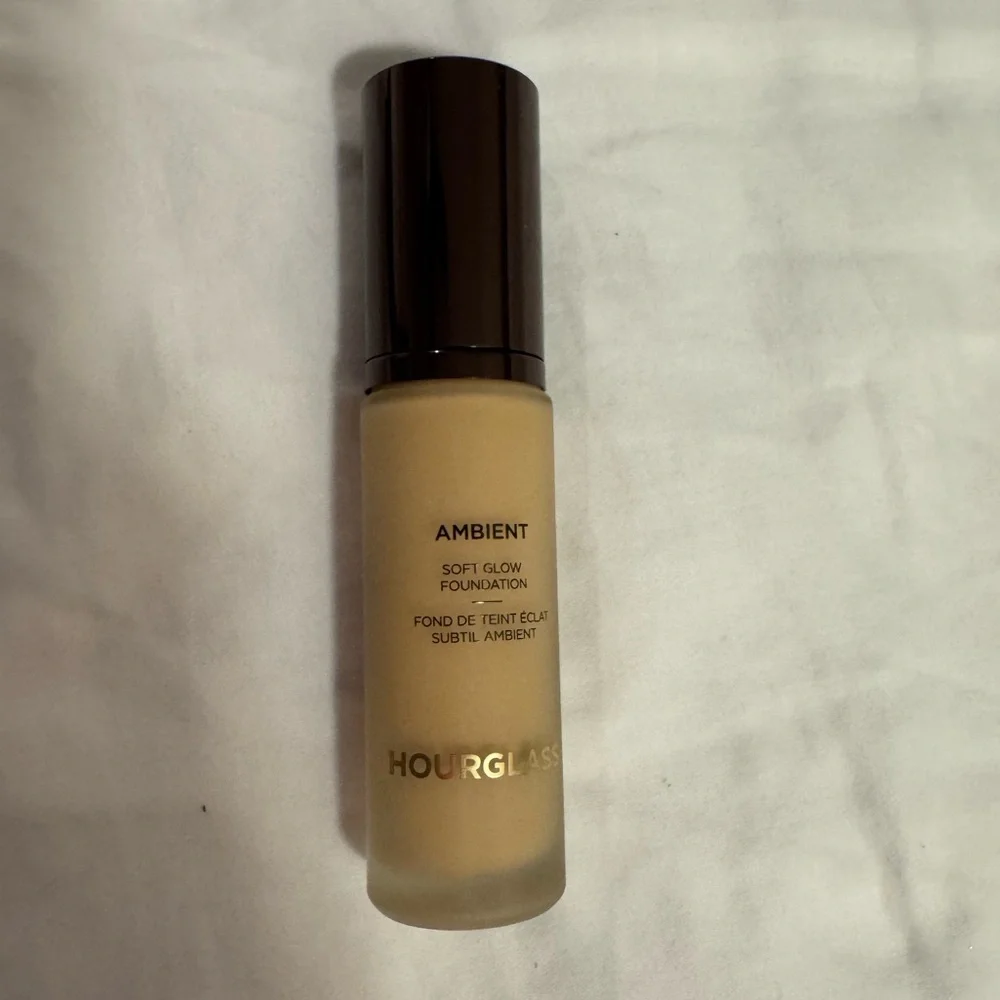 (New) Hourglass Ambient Soft Glow Foundation (Shade-4)